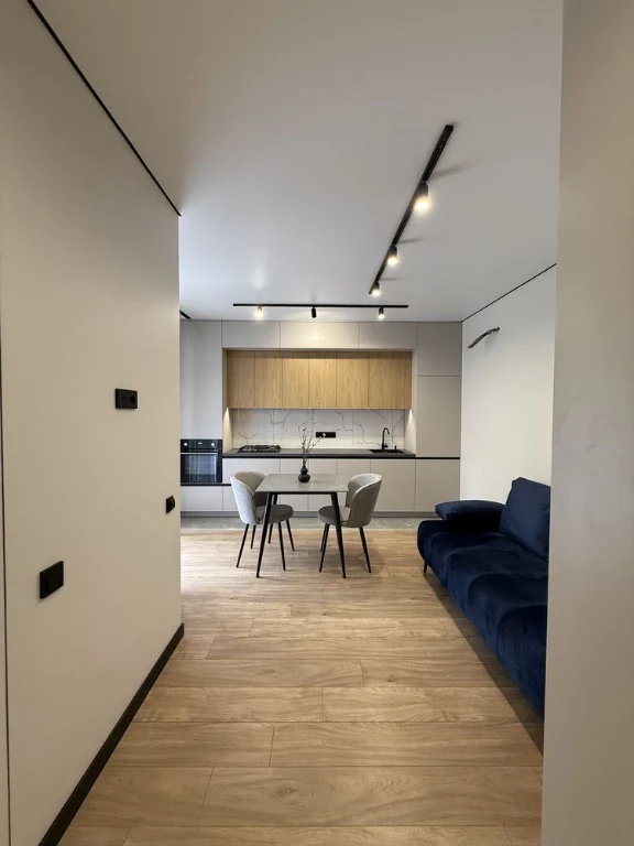 Business Class! Incredible spacious 1-bedroom apartment with renovation and balcony