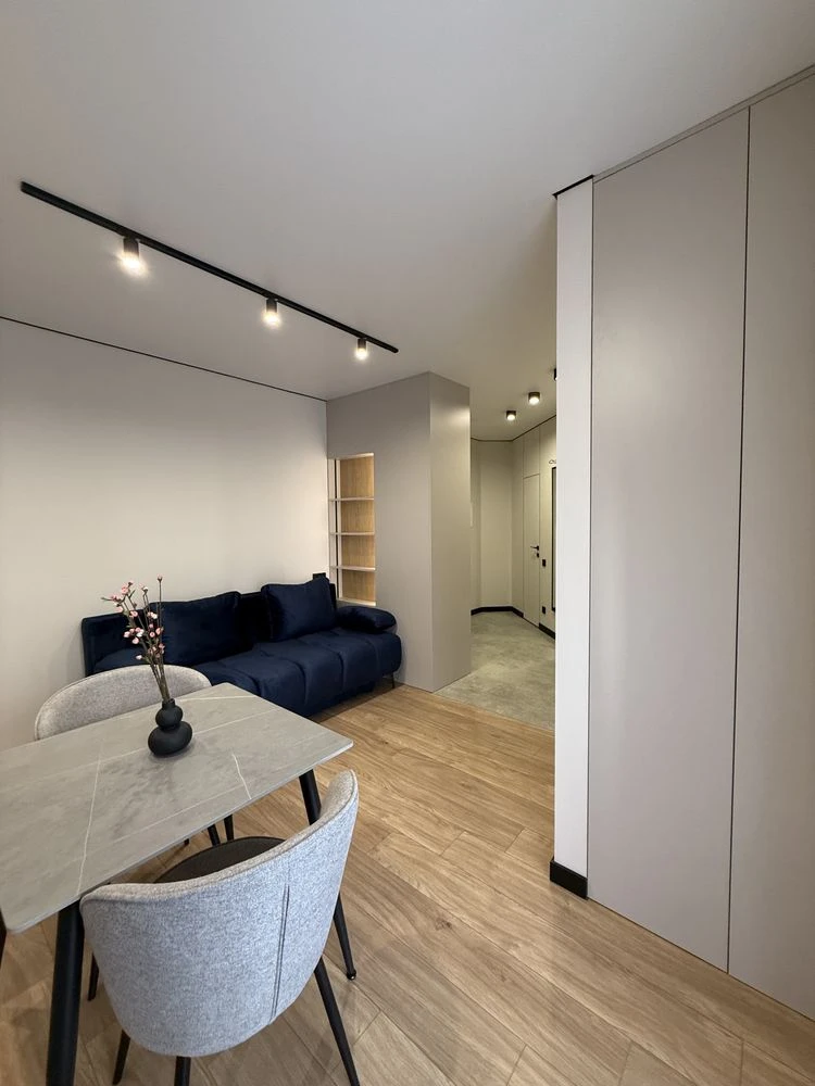 Business Class! Incredible spacious 1-bedroom apartment with renovation and balcony