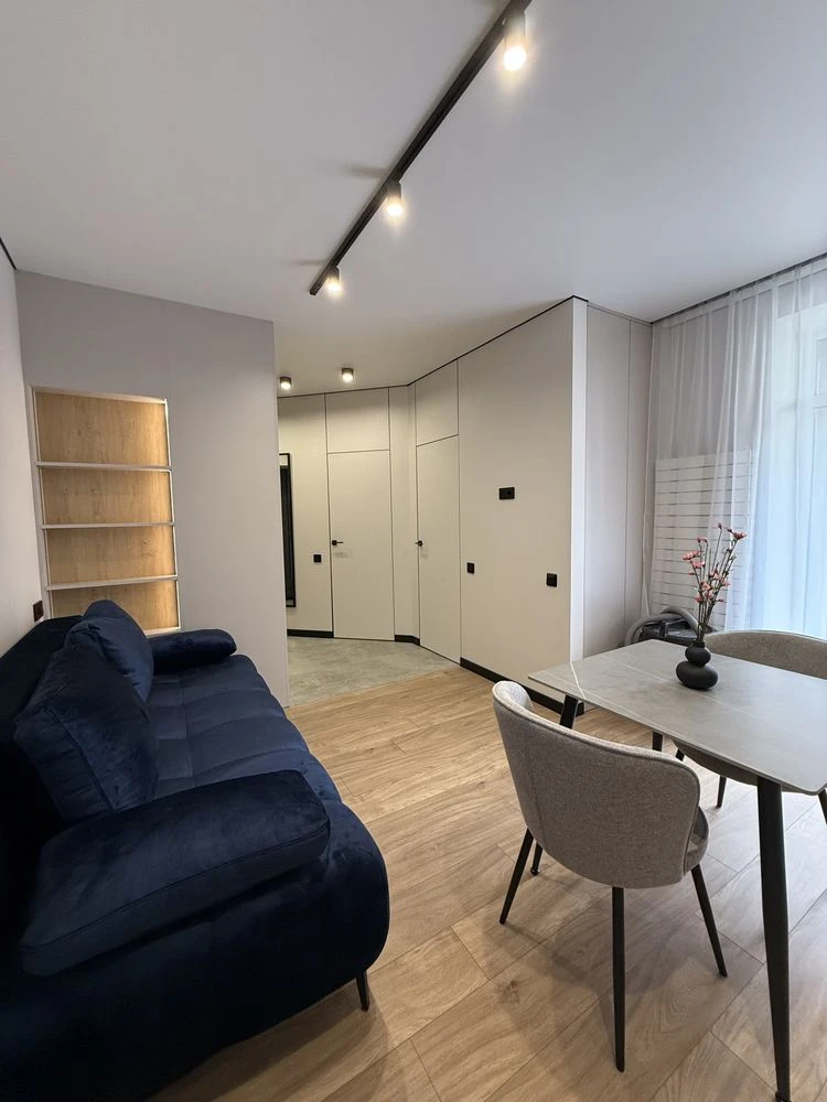 Business Class! Incredible spacious 1-bedroom apartment with renovation and balcony