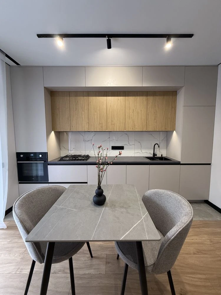 Business Class! Incredible spacious 1-bedroom apartment with renovation and balcony