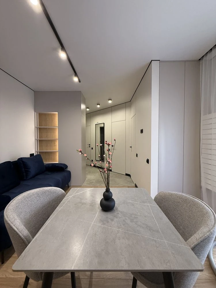 Business Class! Incredible spacious 1-bedroom apartment with renovation and balcony