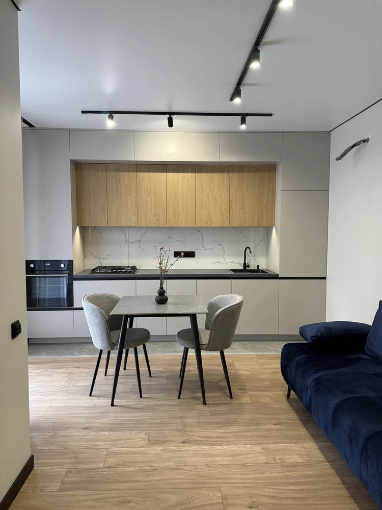 Business Class! Incredible spacious 1-bedroom apartment with renovation and balcony