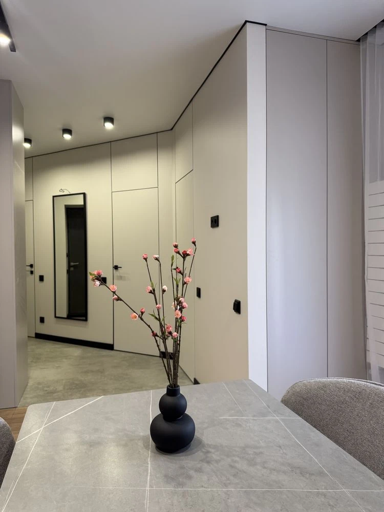 Business Class! Incredible spacious 1-bedroom apartment with renovation and balcony
