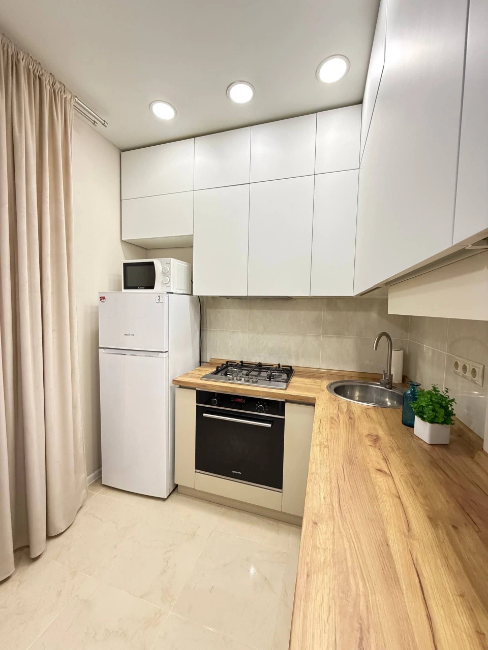 CITY CENTER! 1-bedroom apartment renovated with a balcony! Gas heating.