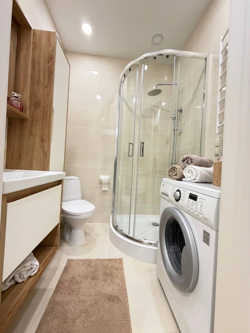 CITY CENTER! 1-bedroom apartment renovated with a balcony! Gas heating.