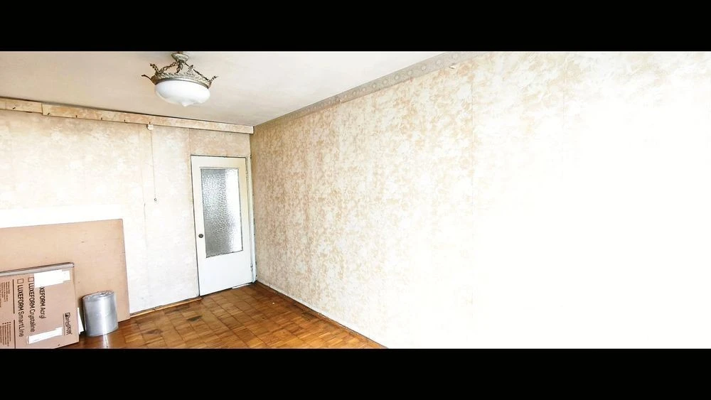 A 3-room apartment is being sold nearby without any commission for the buyer.