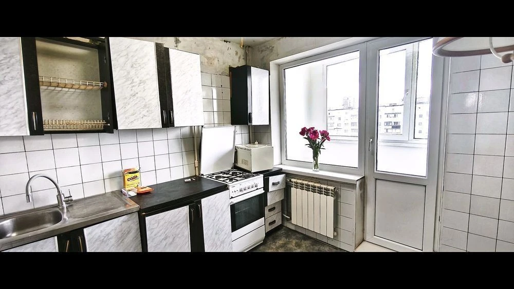A 3-room apartment is being sold nearby without any commission for the buyer.