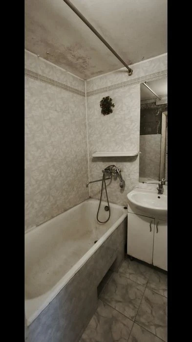 A 3-room apartment is being sold nearby without any commission for the buyer.
