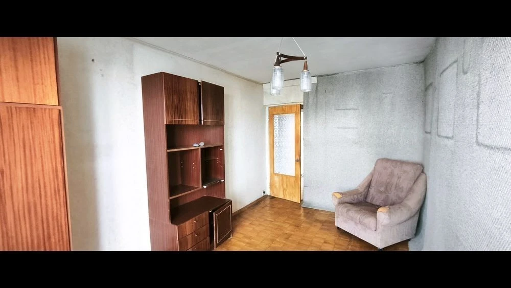A 3-room apartment is being sold nearby without any commission for the buyer.