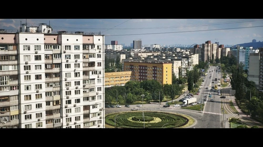 A 3-room apartment is being sold nearby without any commission for the buyer.