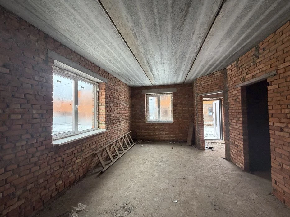 Duplex in a closed area, close to all infrastructure, bus stop