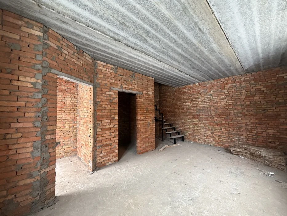 Duplex in a closed area, close to all infrastructure, bus stop
