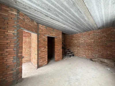 Duplex in a closed area, close to all infrastructure, bus stop