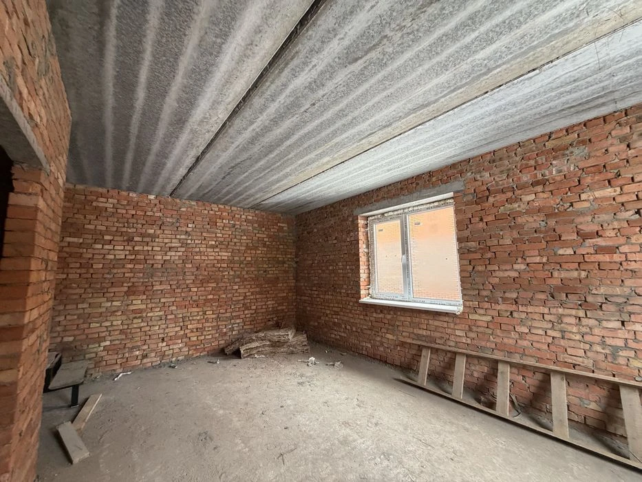 Duplex in a closed area, close to all infrastructure, bus stop