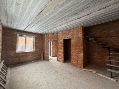Duplex in a closed area, close to all infrastructure, bus stop