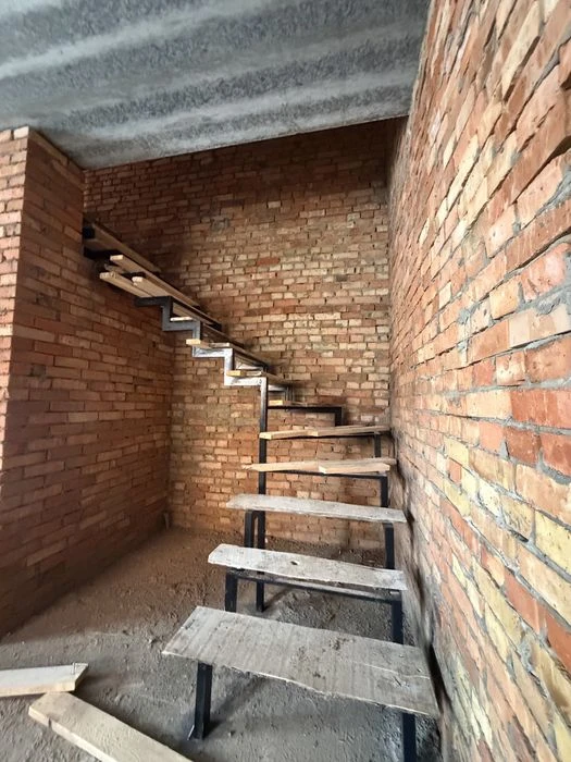 Duplex in a closed area, close to all infrastructure, bus stop