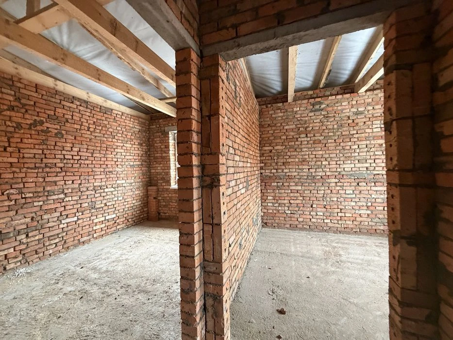 Duplex in a closed area, close to all infrastructure, bus stop