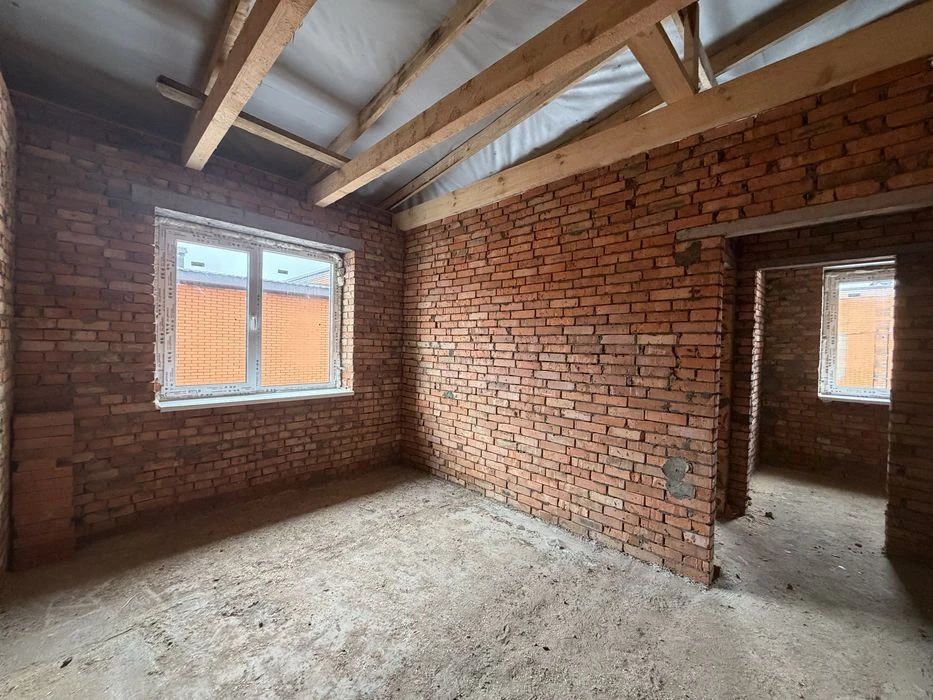 Duplex in a closed area, close to all infrastructure, bus stop