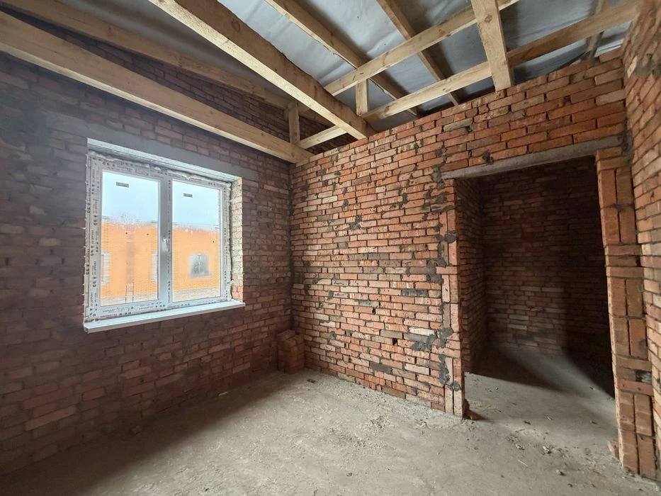 Duplex in a closed area, close to all infrastructure, bus stop