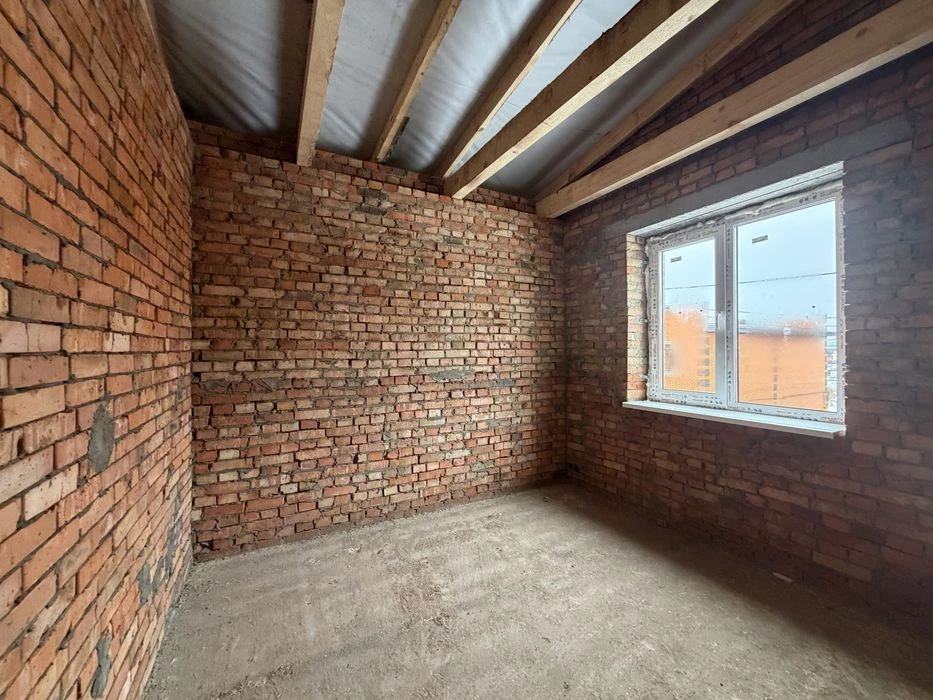 Duplex in a closed area, close to all infrastructure, bus stop