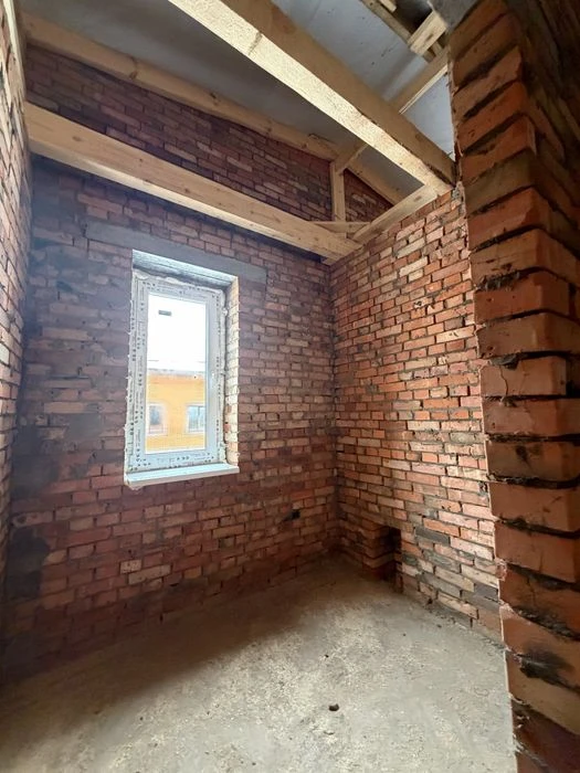 Duplex in a closed area, close to all infrastructure, bus stop