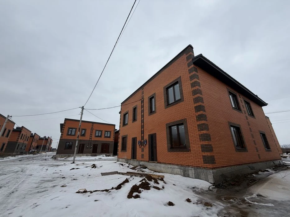 Duplex in a closed area, close to all infrastructure, bus stop