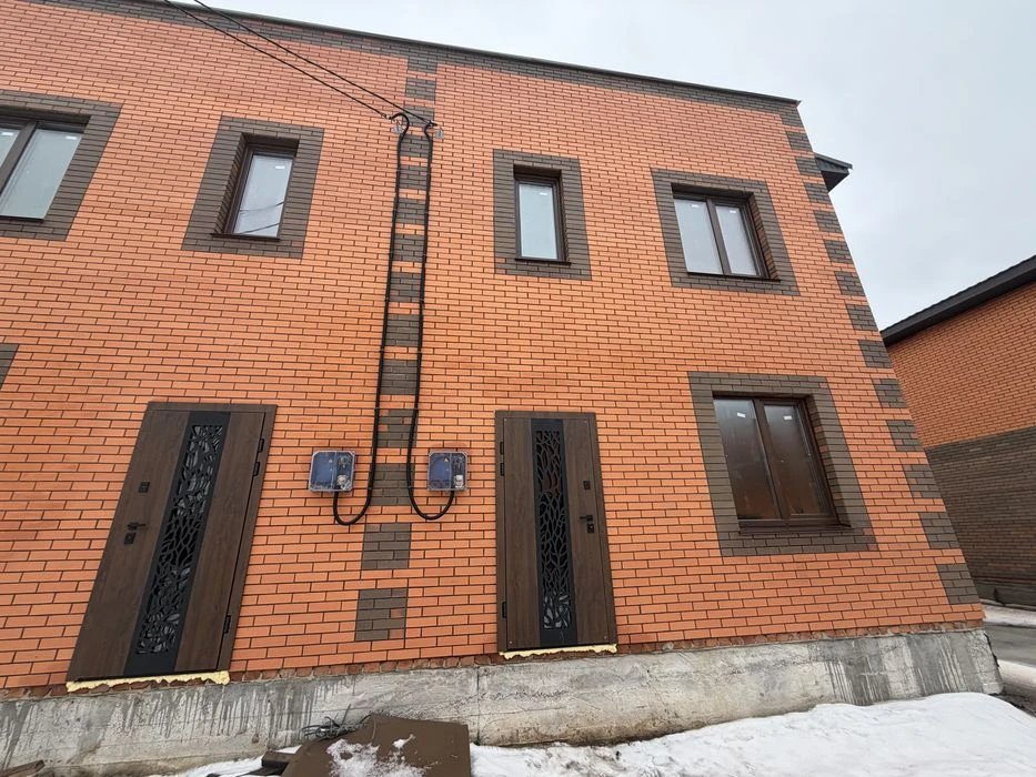 Duplex in a closed area, close to all infrastructure, bus stop