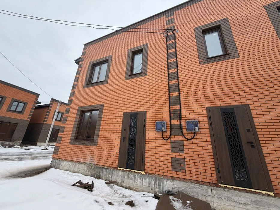 Duplex in a closed area, close to all infrastructure, bus stop
