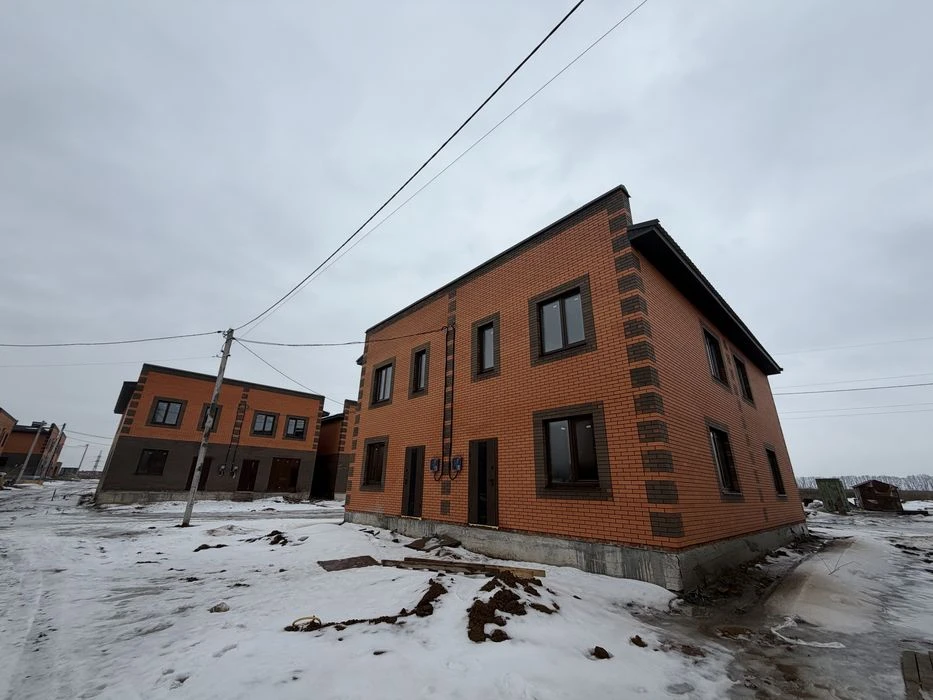 Duplex in a closed area, close to all infrastructure, bus stop
