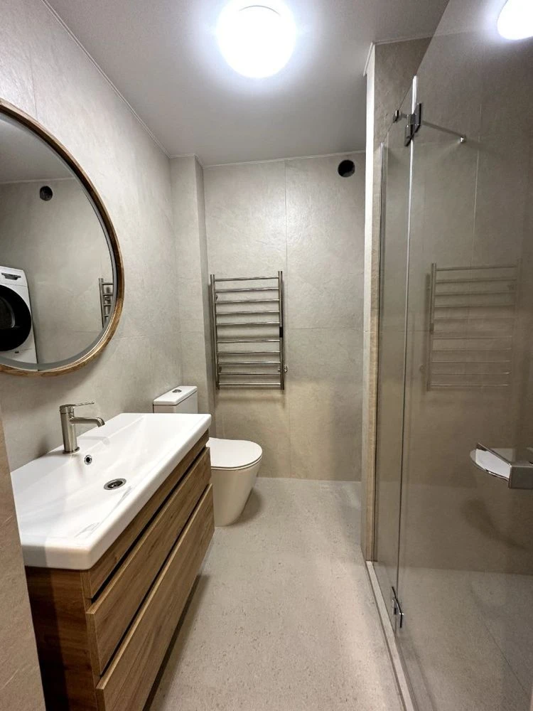 For Sale! Great spacious apartment with designer renovation!