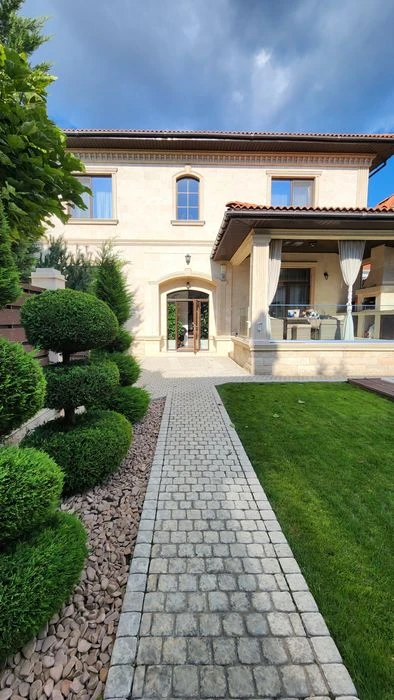 Stylish house with modern renovation and swimming pool in Sauvignon.