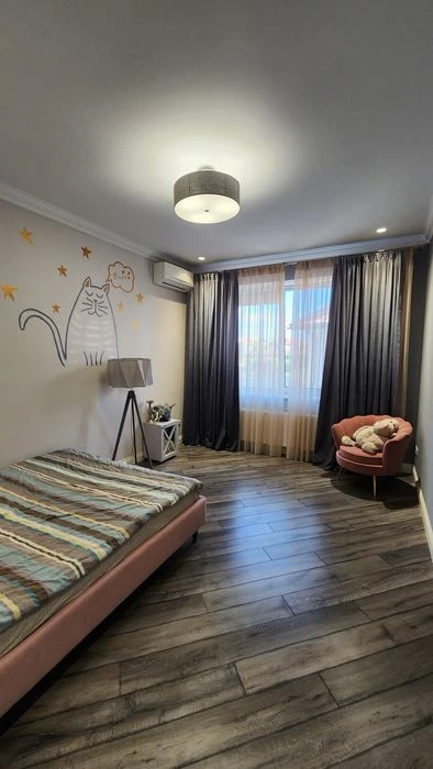 Stylish house with modern renovation and swimming pool in Sauvignon.