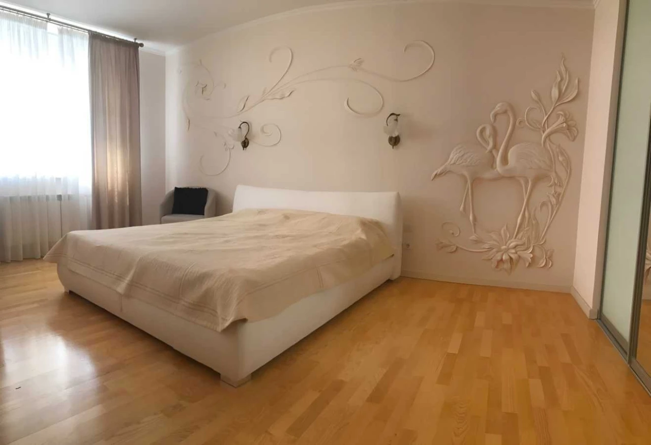 5-room apartment for sale 212 m², Sribnokilska St., 1
