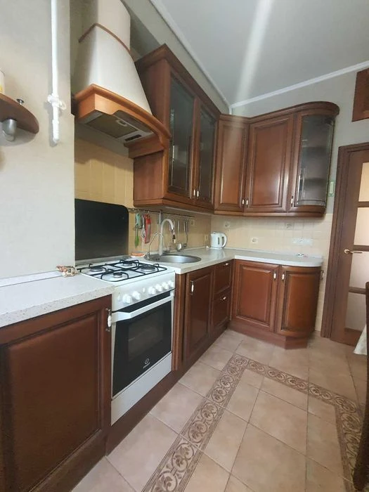 Продам 2-х комнатную квартиру с гаражом в центре. Софиевск
