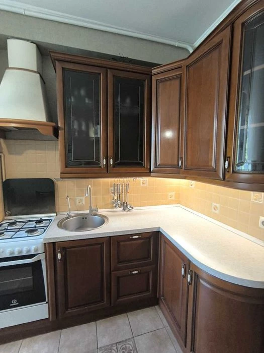 Продам 2-х комнатную квартиру с гаражом в центре. Софиевск