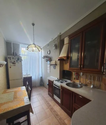 Продам 2-х комнатную квартиру с гаражом в центре. Софиевск