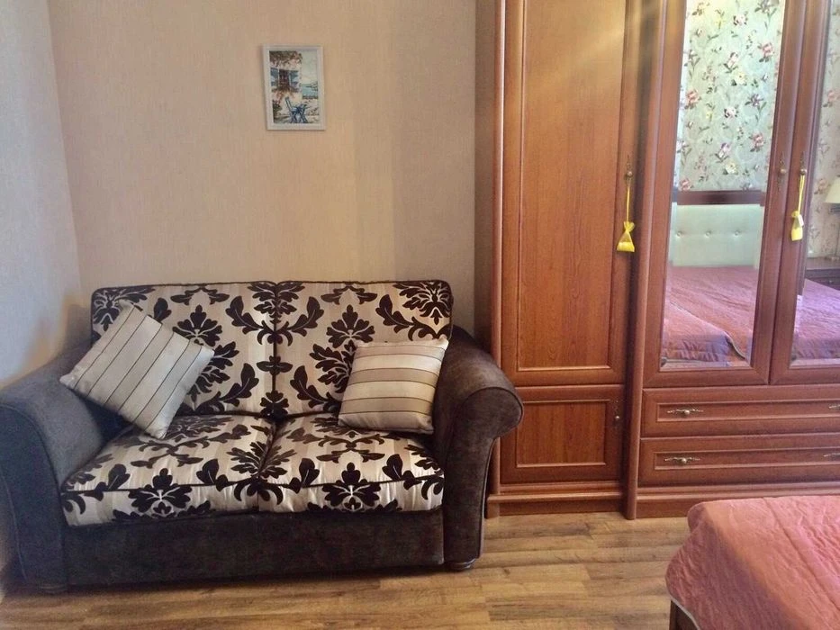 Продам 2-х комнатную квартиру с гаражом в центре. Софиевск