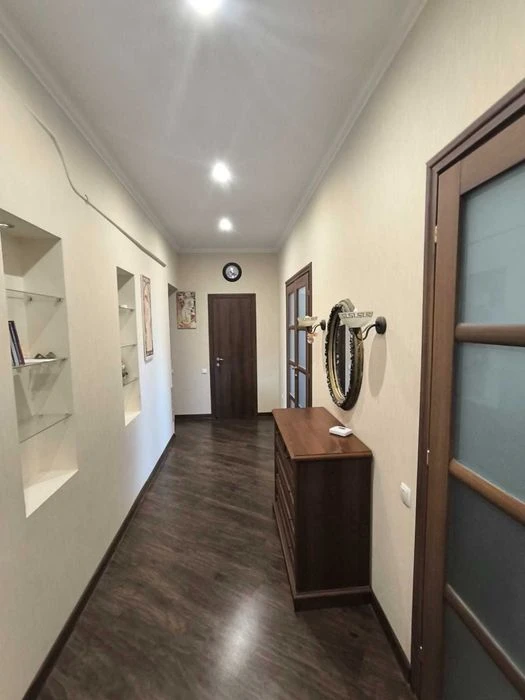 Продам 2-х комнатную квартиру с гаражом в центре. Софиевск