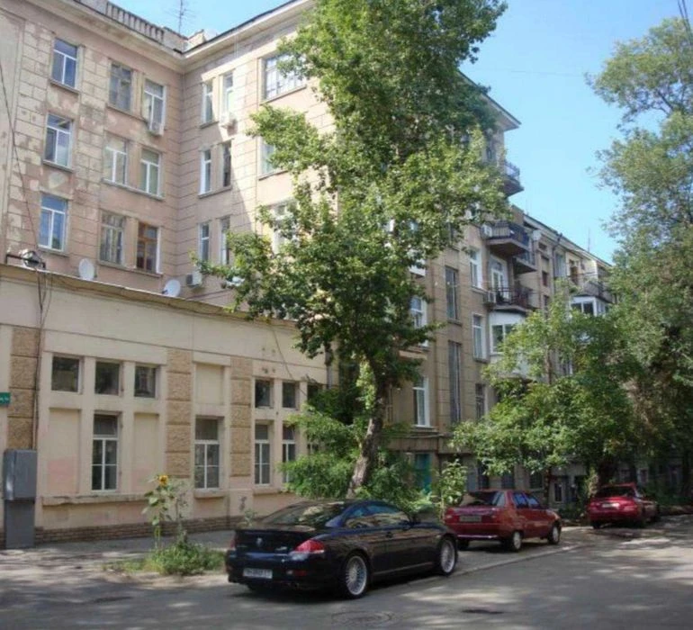 Продам 2-х комнатную квартиру с гаражом в центре. Софиевск