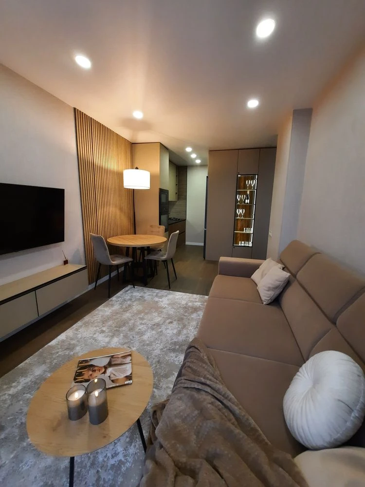 Luxury apartment with expensive renovation! Central Park!