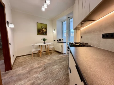 One-bedroom apartment renovated, near Central Park! Gas! No commission!