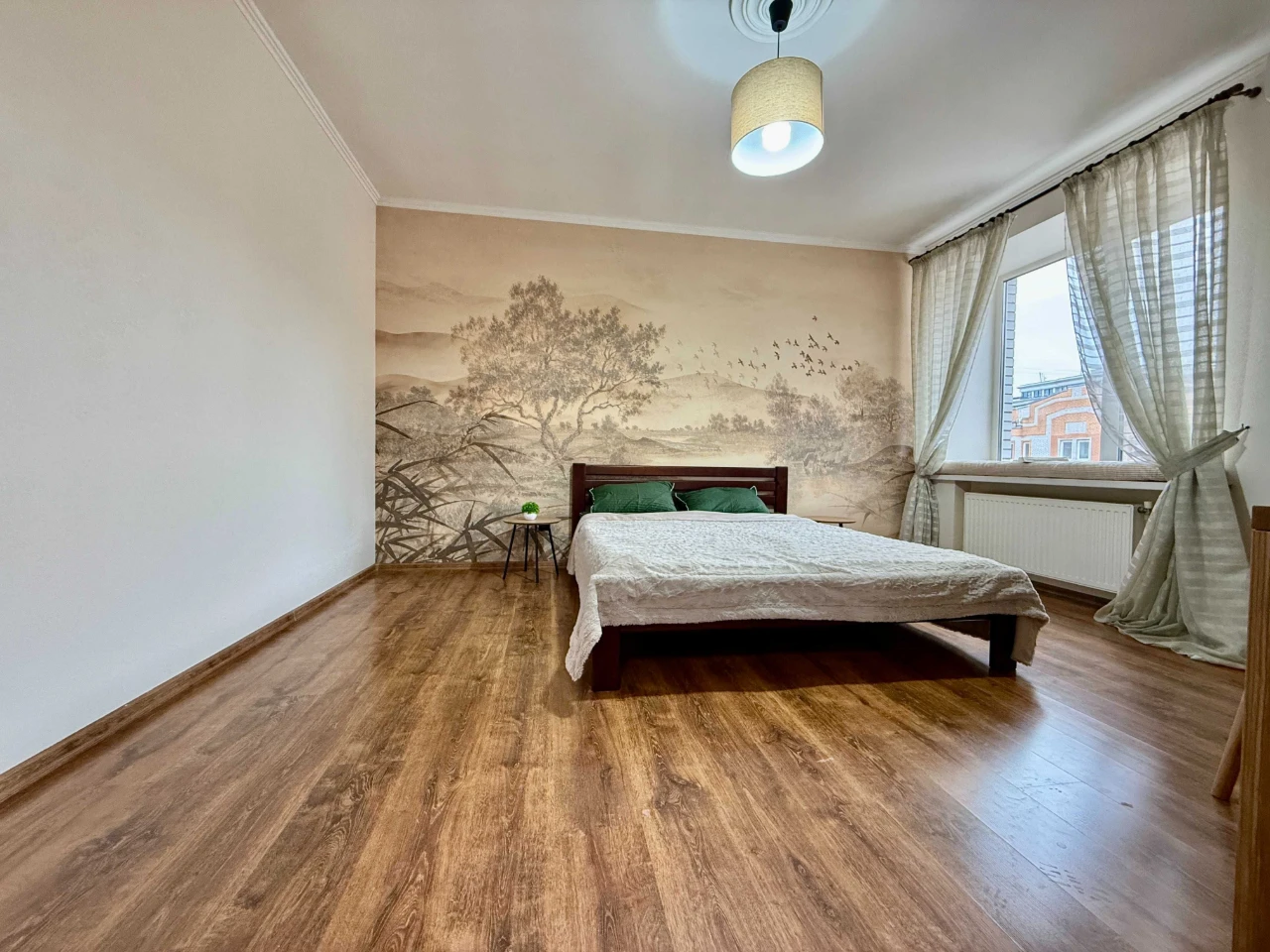 One-bedroom apartment renovated, near Central Park! Gas! No commission!