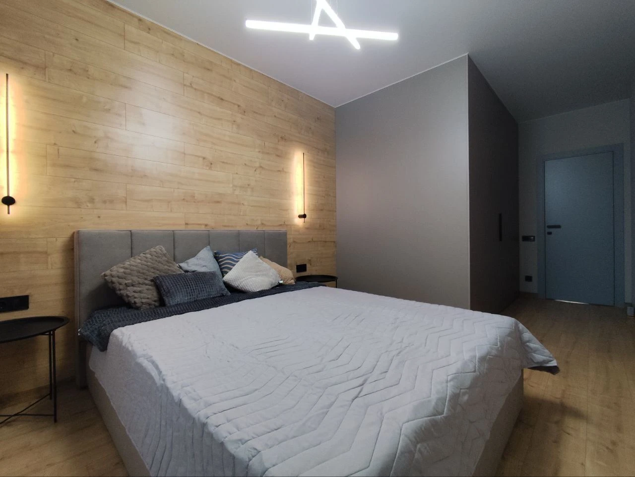Two-bedroom apartments with designer renovation
