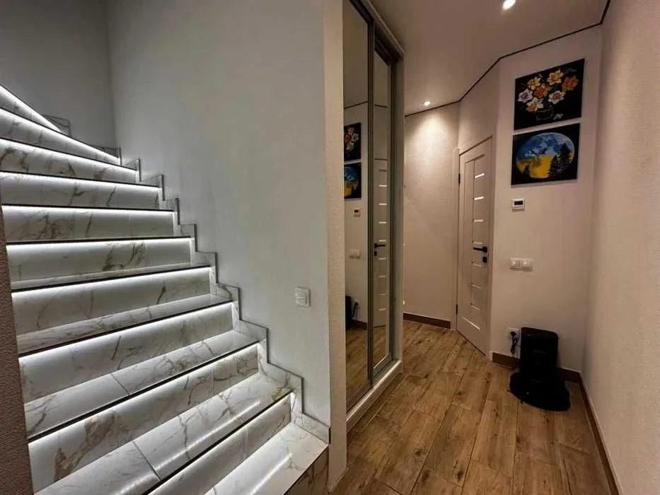 Euro 3-room apartment with designer renovation! Minimum furnishing