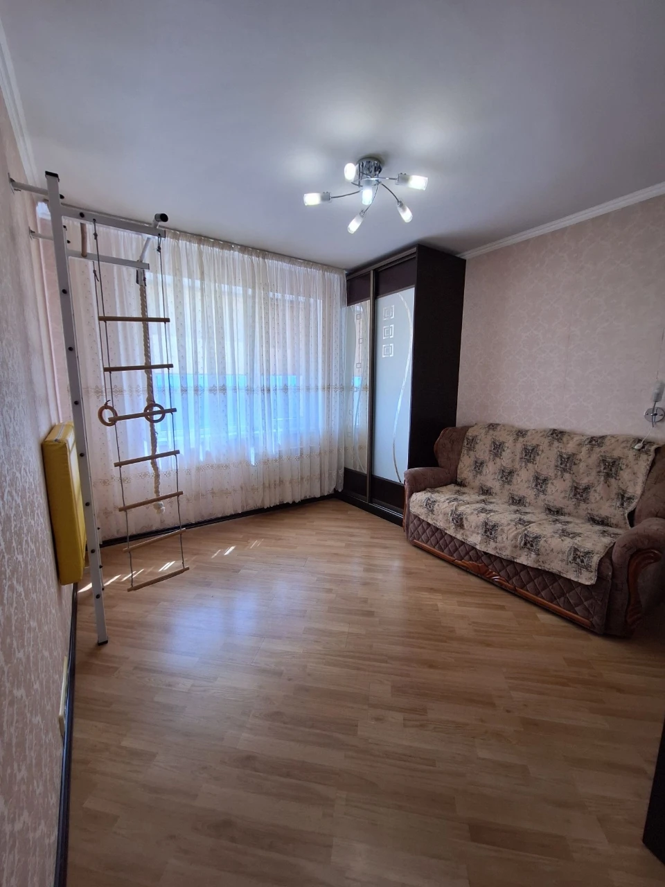 Продається 2-кімнатна квартира з ремонтом у центрі міста! Можна одразу жити!