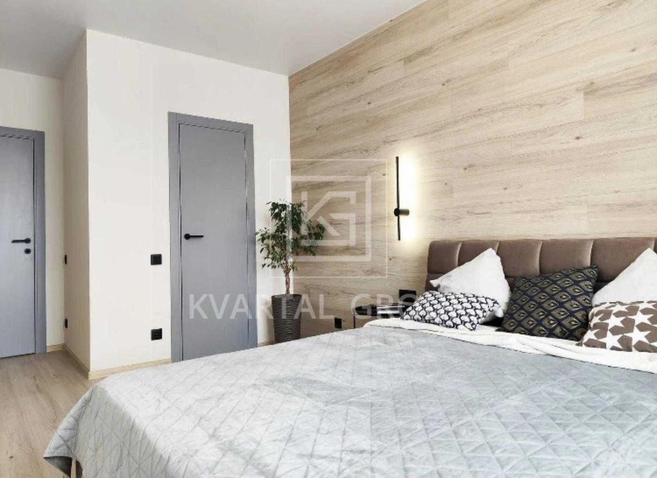 Designer renovation. European three-bedroom apartment near a park