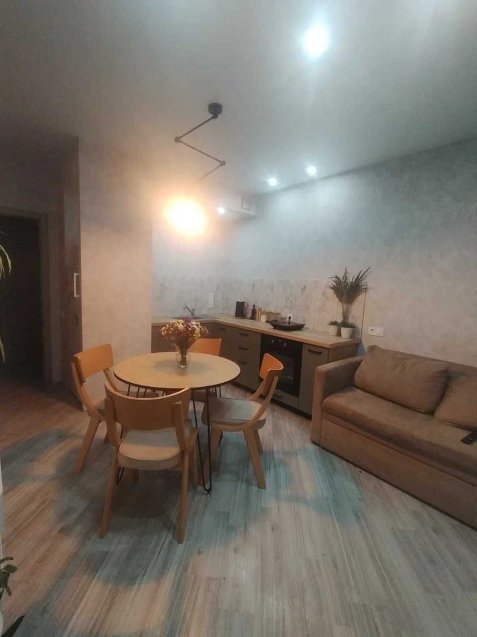 2-bedroom apartment with new renovation. Convenient access to Kyiv.