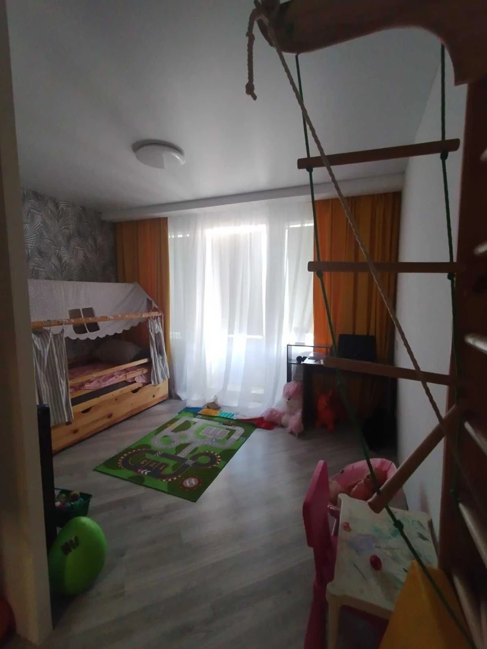 2-bedroom apartment with new renovation. Convenient access to Kyiv.