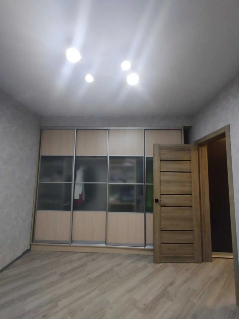 2-bedroom apartment with new renovation. Convenient access to Kyiv.
