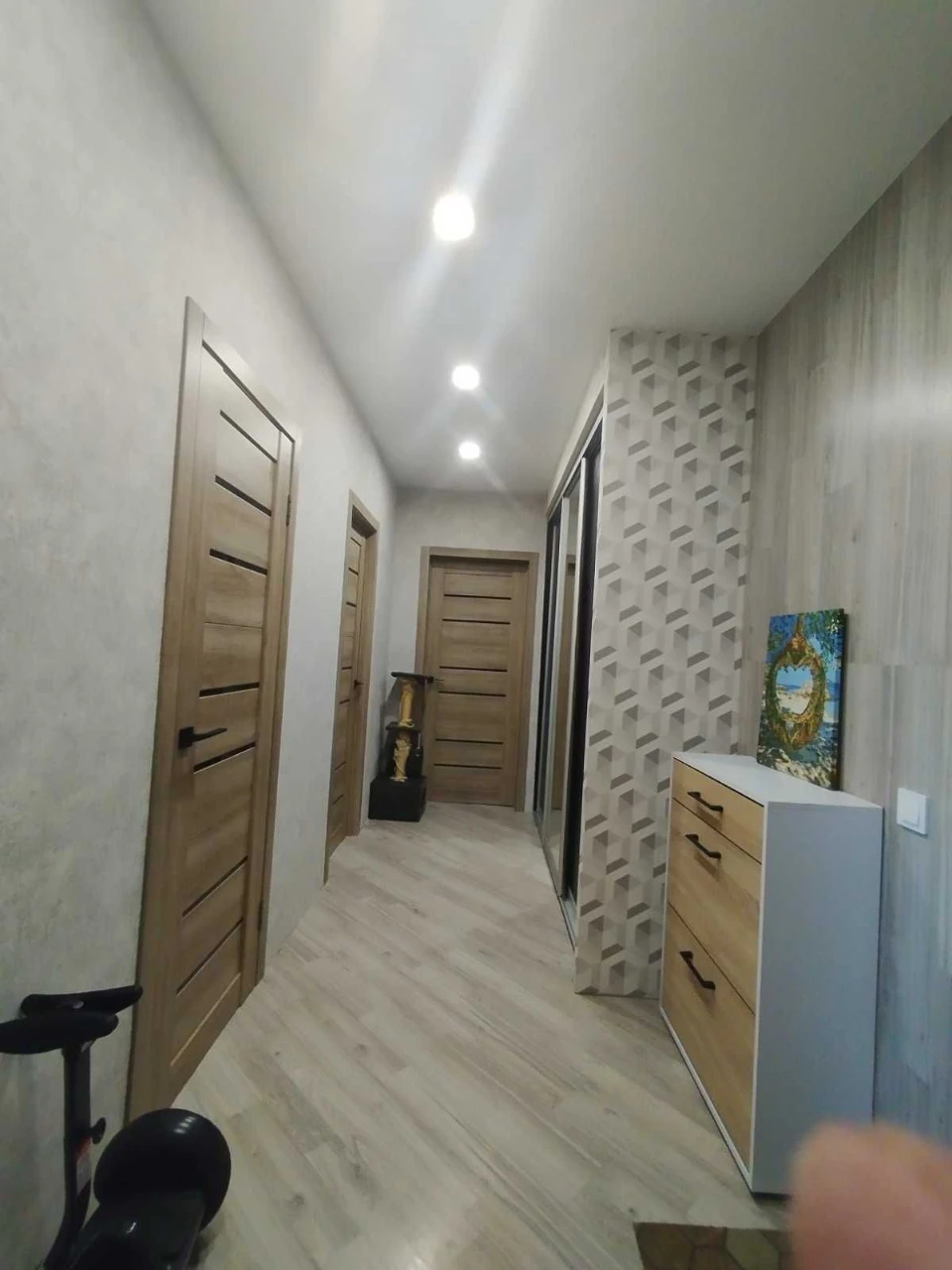 2-bedroom apartment with new renovation. Convenient access to Kyiv.